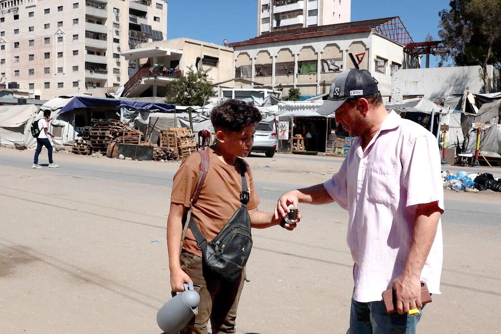 L'enfant Mohamed Ashour vend du café pendant l'Aïd pour aider sa famille à couvrir les dépenses du foyer.